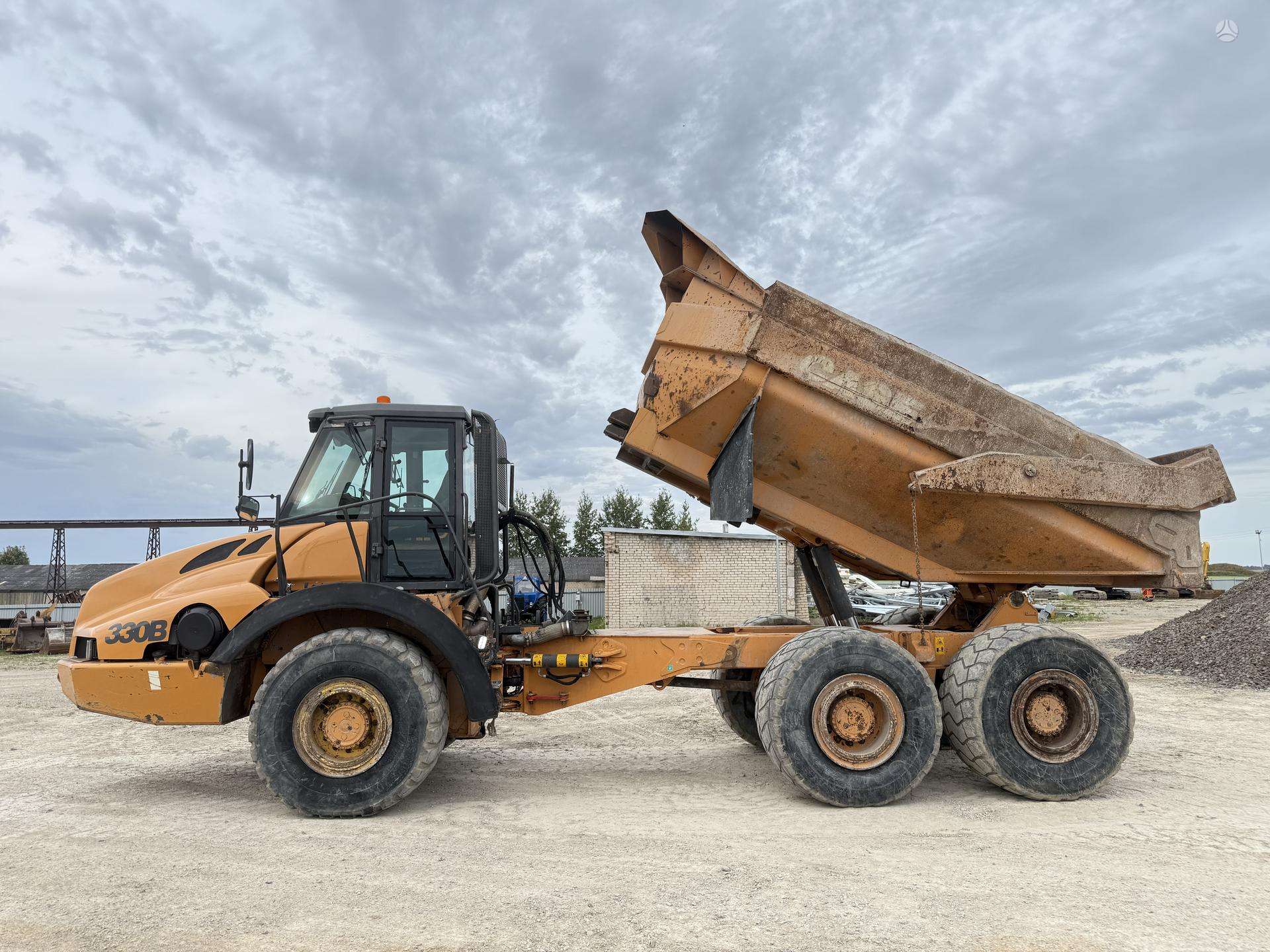 Case ADT 330 B , with TAIL GATE - Image 3
