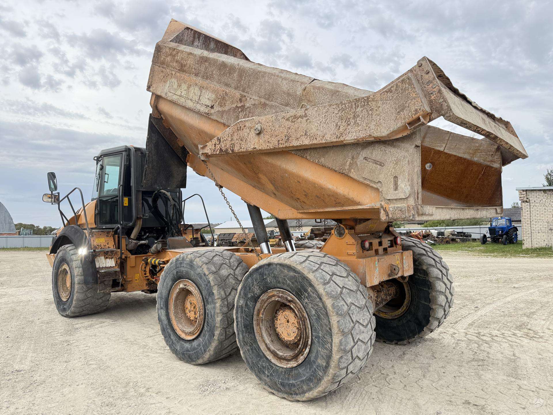 Case ADT 330 B , with TAIL GATE - Image 4