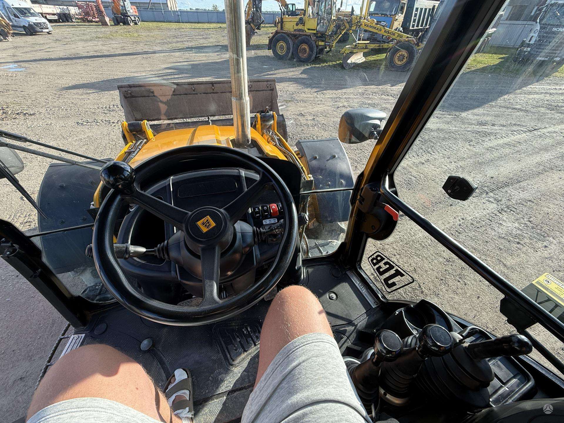 JCB 4 CX , quick coupler front & b - Image 12