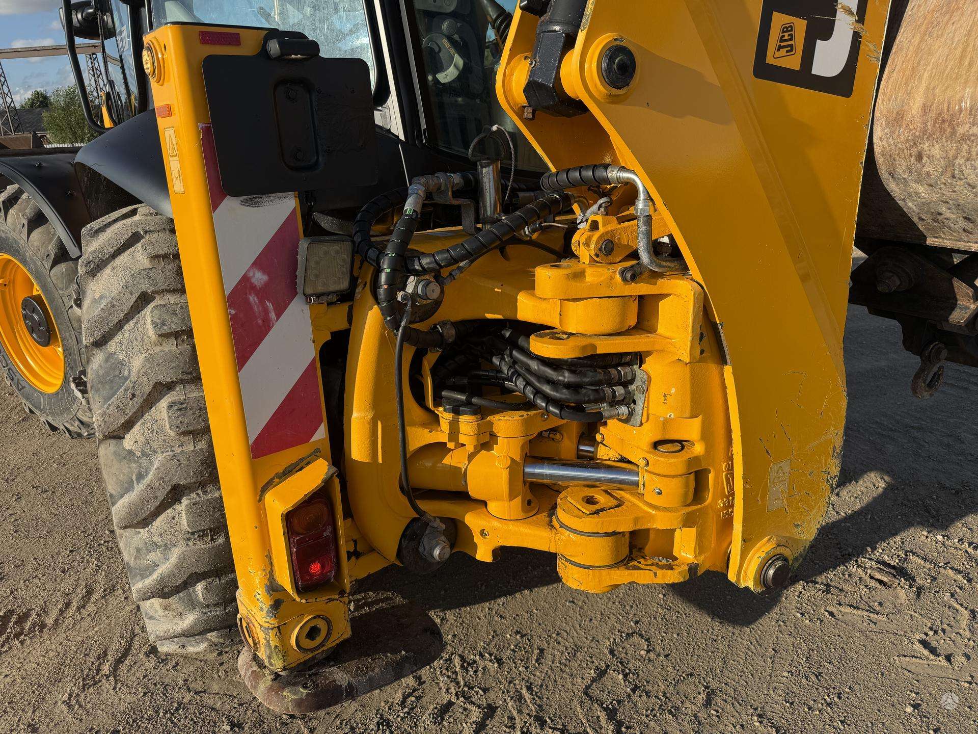 JCB 4 CX , quick coupler front & b - Image 13